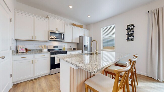 Building Photo - Like New Home W/ 3 Bed, Office, & Loft