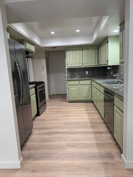 Kitchen - 18850 Hatteras St