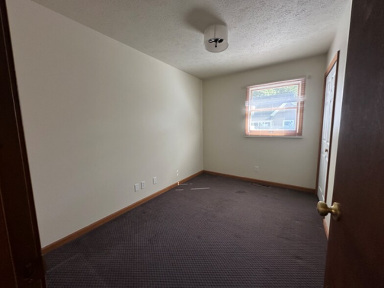 Building Photo - 505 S Apple Rd