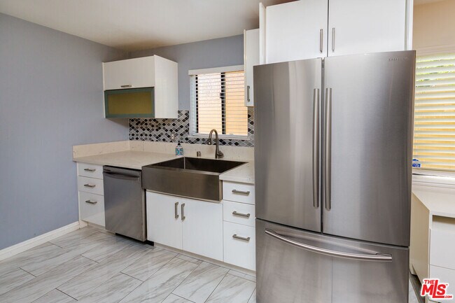 Building Photo - 5848 Hazeltine Ave