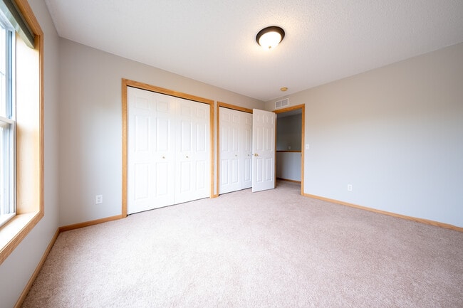 Building Photo - 2692 Vierling Dr E