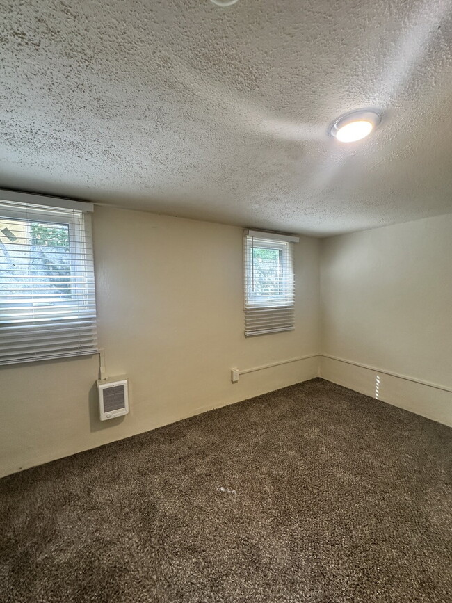 Building Photo - Large 1 Bedroom with Bonus Room/Office in ...