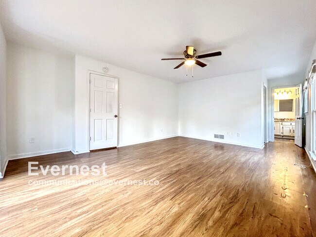 Building Photo - Beautiful 4-Bedroom Home with Modern Comforts / Pet-Friendly / Vouchers Accepted / Available Now!