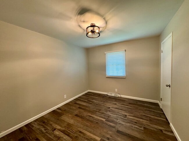 Building Photo - Well maintained 3-bedroom 1.5-bathroom ran...