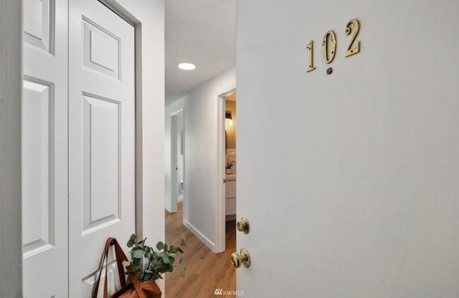 Building Photo - Updated, light flooded corner 1 bedroom 1 bath condo in Madison Valley