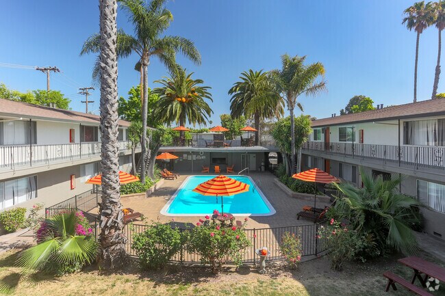 Building Photo - Hacienda Hamilton