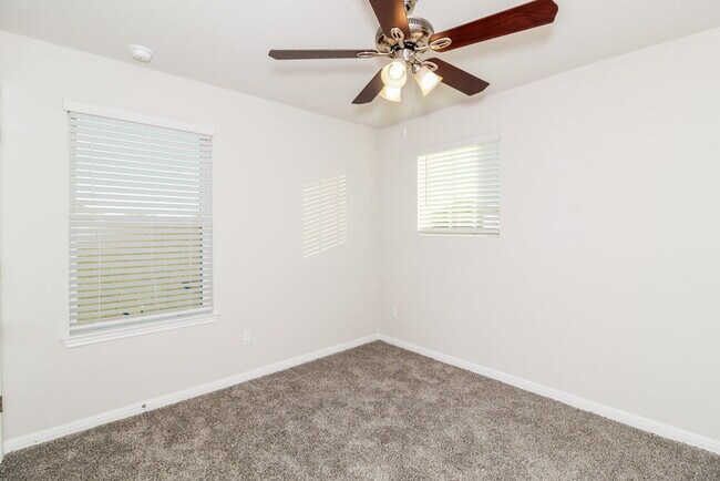 Building Photo - 116 Oakdale Meadows Ln