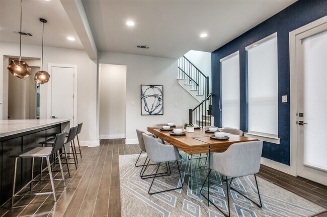 Building Photo - 7021 Royal View Dr