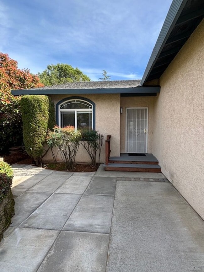 Building Photo - Three bed, two bath unit conveniently located off of Bell Road!