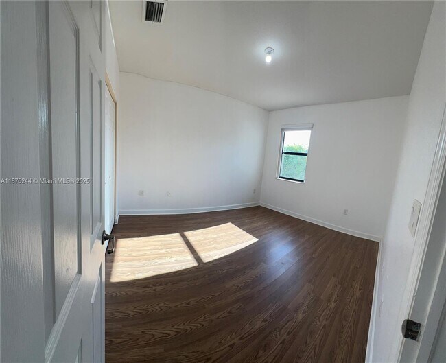 Building Photo - 742 SE 34th Ave