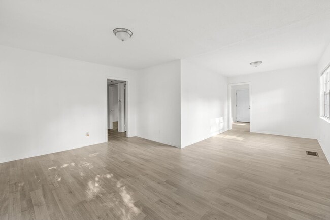 Building Photo - Charming 3 Bedroom, 2 Bathroom house