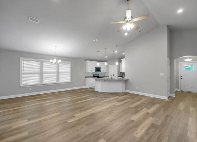 Building Photo - Stunning Rental in Navarre!