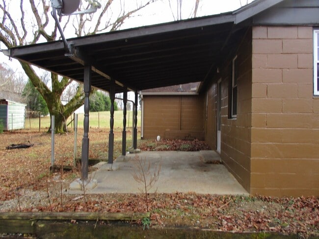 Building Photo - 2 Bedroom Home For Rent Over The River!