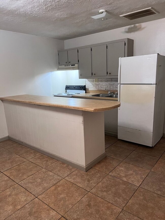 Building Photo - Monthly Paid Rent