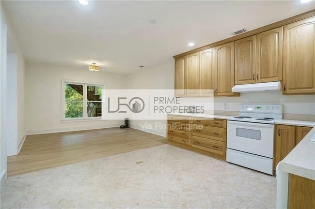 Building Photo - 2262 Meadowvale Dr NE