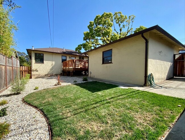 Building Photo - Renovated Single-Family Home on the Penins...