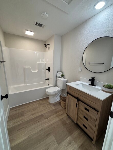 Building Photo - 613 N 2nd St