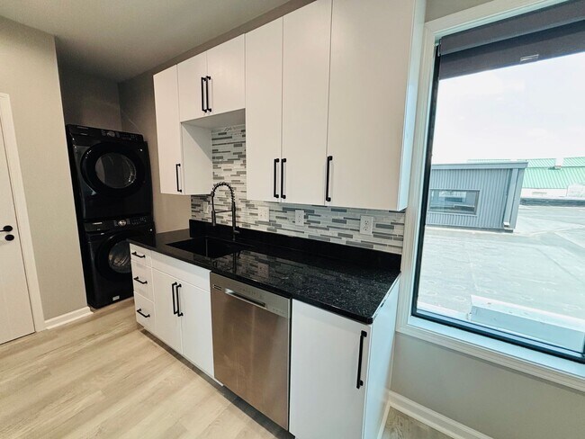Building Photo - 1 Bedroom 1 Bath Apartment  **Newly Renovated Summer 2023**