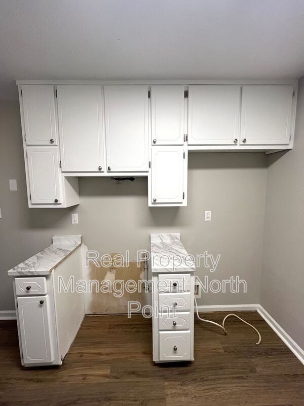 Building Photo - 5843 Summerglen Ln