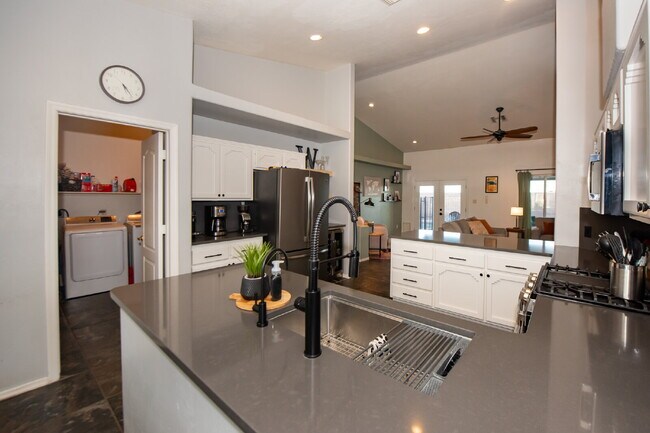 Building Photo - Spacious 3-Bedroom Oasis with Pool in Yuma...