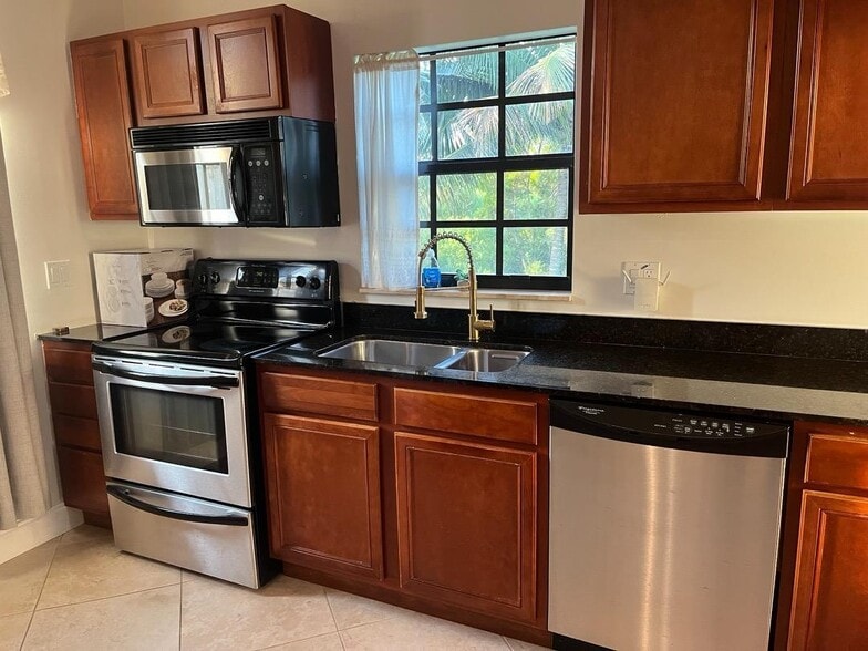 Building Photo - 10608 159th Ct N