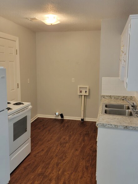 w/d hookups in Kitchen - 2032 NW 51st St