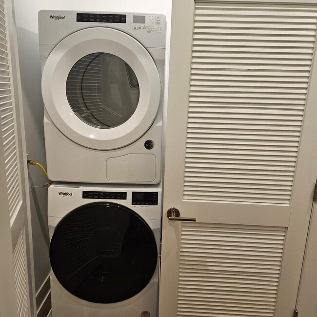 Building Photo - 6457 S Rhodes Ave