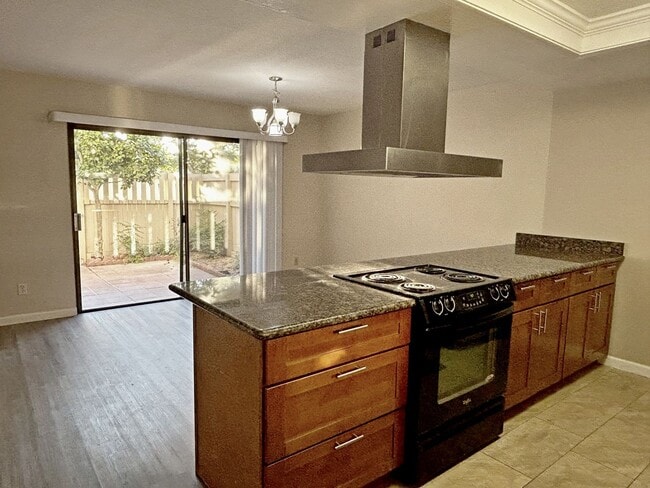 Building Photo - Bright and quiet two-story townhouse situa...