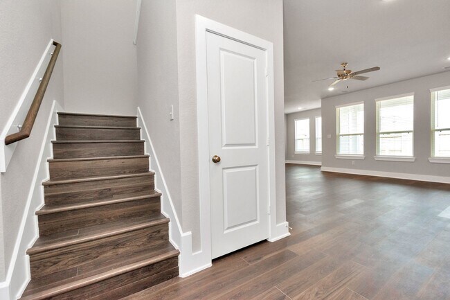 Building Photo - The Live Oak – Where Comfort Meets Conveni...