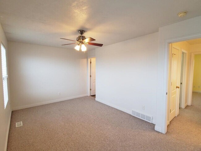 Building Photo - 2-3 Bd 2.5 Bath Townhome in Draper