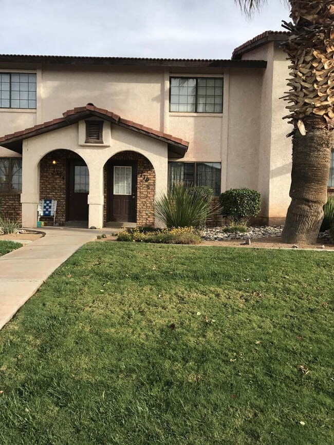 Building Photo - "Charming 2-Bed, 1.5 bath Townhouse Retreat in Saint George