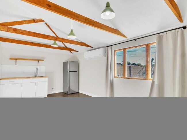 Building Photo - 544 W 17th Pl