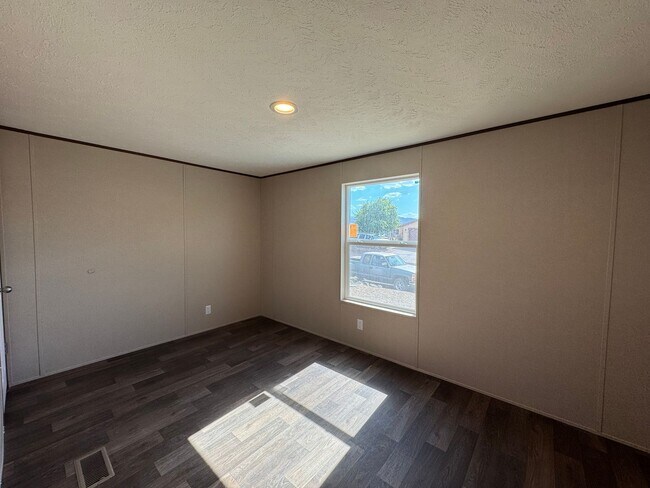 Building Photo - 1700 Yale Dr