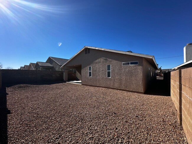 Building Photo - 3 Bedroom 2 Bathroom Home