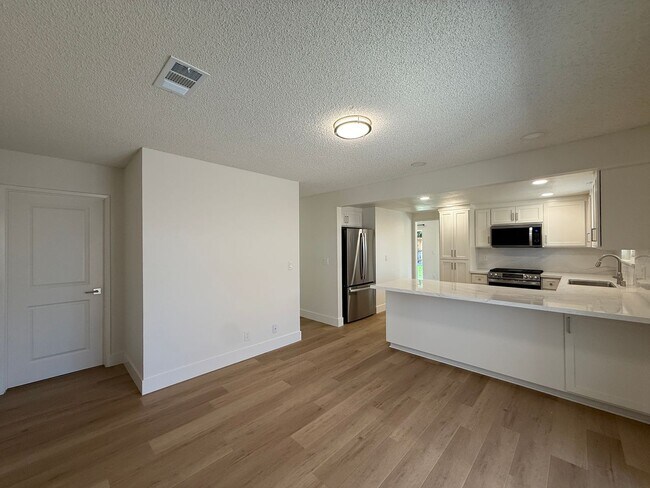 Building Photo - 1120 Village Dr