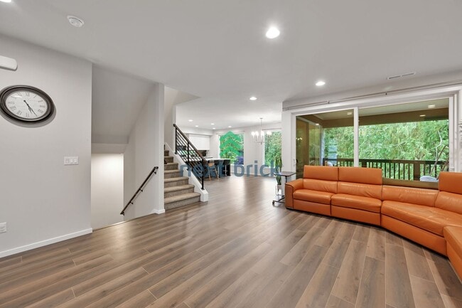 Building Photo - 4 BED & 2.5 SINGLE FAMILY HOUSE FOR RENT