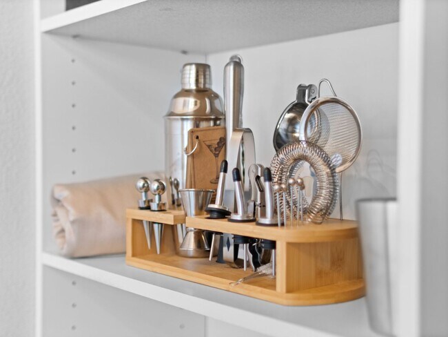 Building Photo - Bright & Comfortable 3 Bedroom Home (Furnished)