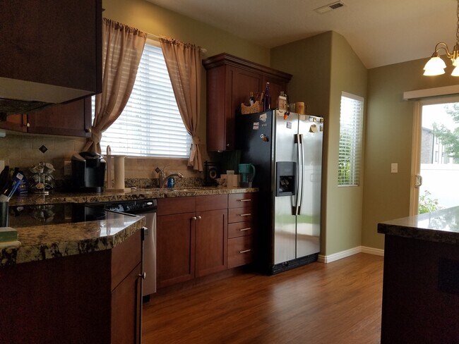 Building Photo - 3 Bed Townhome with Mountain Views and Community Pool