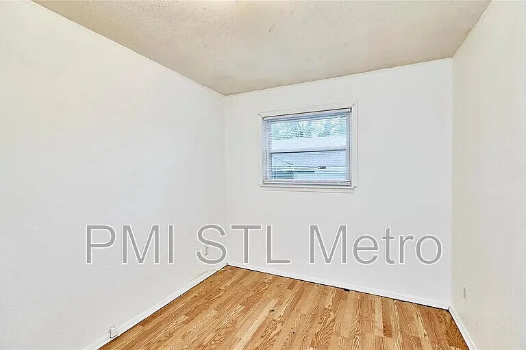 Building Photo - 1229 Lakeview Ave