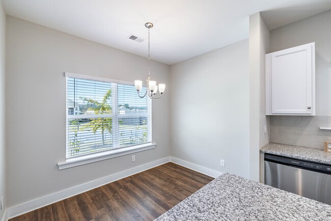 Building Photo - 2033 Weaver Way