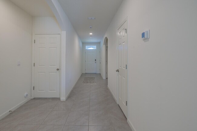 Building Photo - 2402 SE Gillette Ave