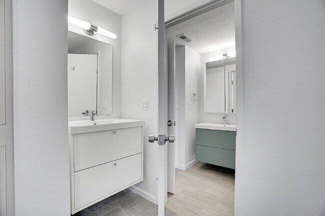 Building Photo - $2,145.95 with $300 Off the first month's rent, 2 Beds - 1 Bath, Townhouse in Greenwood Village w...
