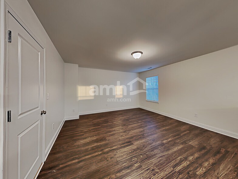 Building Photo - 5280 Valley Dr