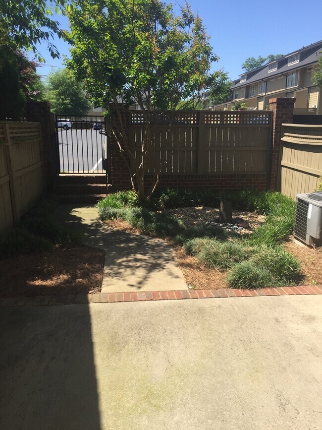 Building Photo - Greenville - 2BD/2.5BA, 1300SF
