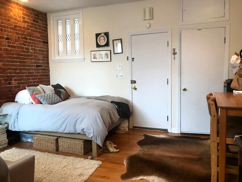 Building Photo - 93 Marion St