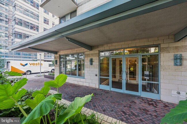 Building Photo - 851 N Glebe Rd