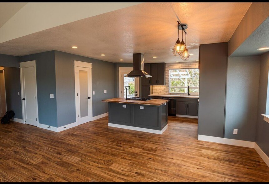 Building Photo - 20825 Crest Dr