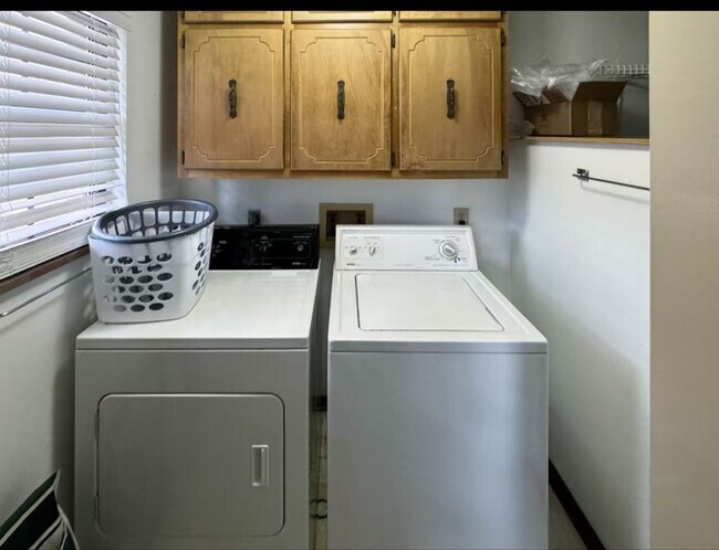 Building Photo - 810 Highland Dr