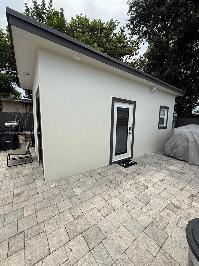 Building Photo - 4500 SW 31st Dr