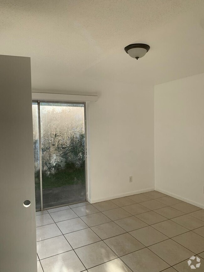 Building Photo - Vero Beach 2 Bedroom 1 Bath